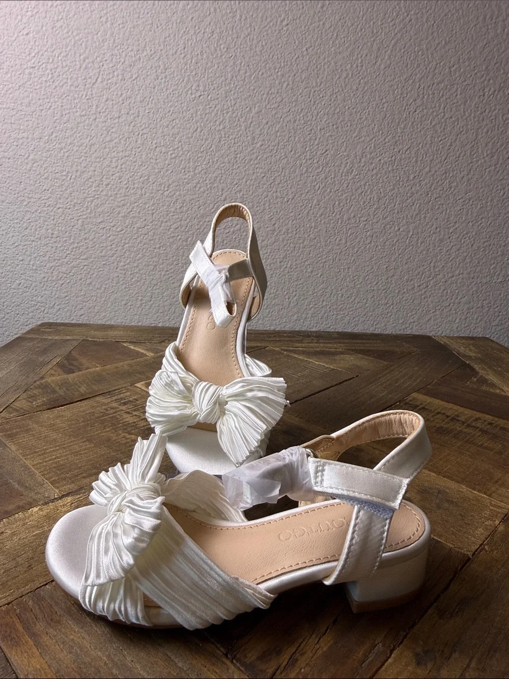 Size 10C Girls White Bow-Front Dress Sandals with Ankle Strap